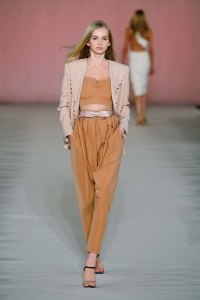 A model on the runway at Hannah MacGibbon's spring 2009 Ready-To-Wear collection for Chloe.
