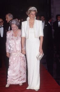PRINCESS DIANAPRINCESS DIANA AND PRINCE CHARLES TOUR OF HONG KONG - November 1989