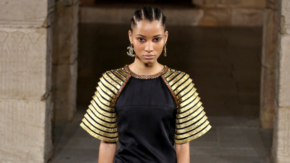 A look from the Chanel Métiers d'Art 2019 collection