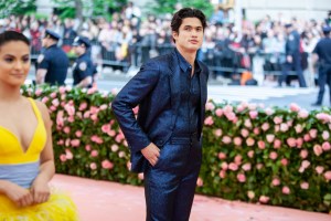 Charles Melton in Sies Marjan.
