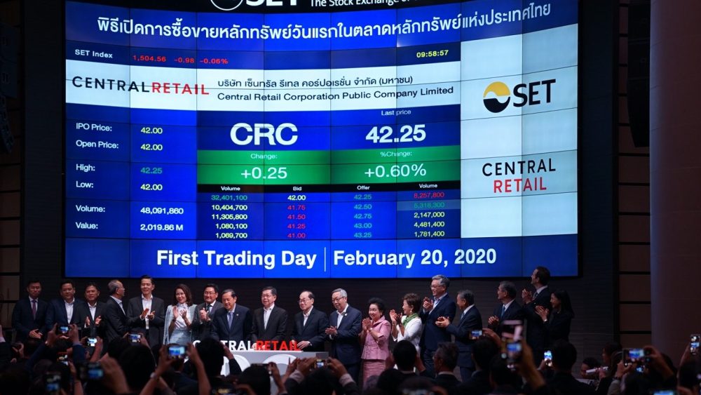 Central Retail executives at the listing ceremony.