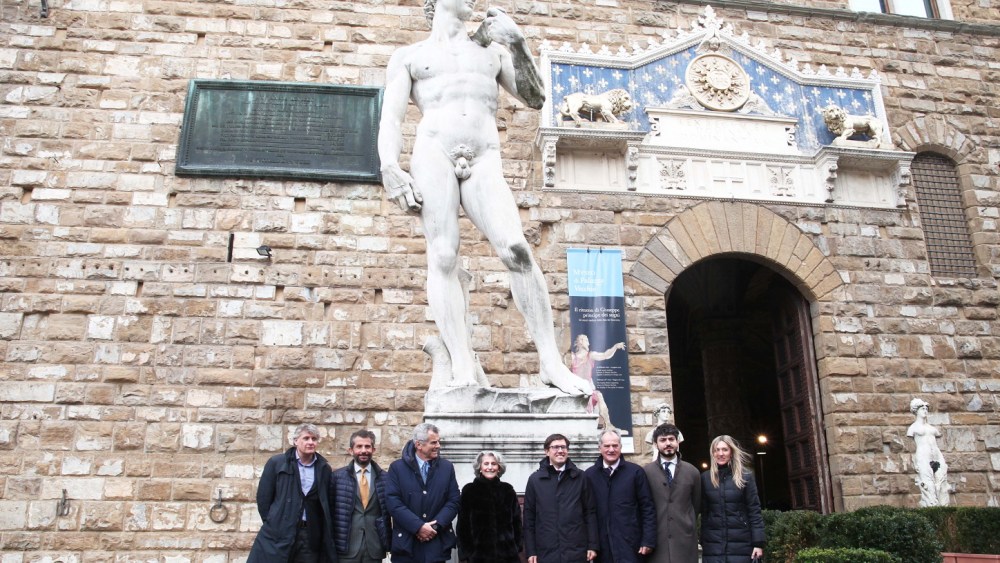 Ferruccio, Giovanna and Leonardo Ferragamo posing with the Mayor of Florence Dario Nardella and the institutions in front of the copy of Michelangelo's David standing in Piazza della Signoria.