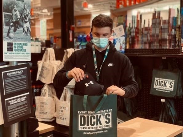Dick’s Sporting Goods set the commitment to eliminate all single-use point-of-sale plastic bags from its stores by 2025.