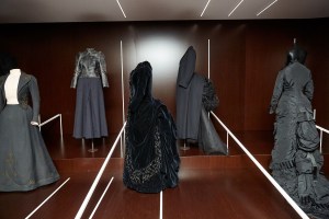 In response to the economic crisis and ailing textiles industry of the 1880s, Charles Frederick Worth reintroduced the bustle.
