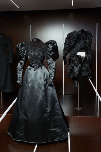 The gigot or “leg-o’-mutton sleeve surfaced as a trend in the 1890s. Here, an 1895 Mrs. Arnold evening dress and a Commes des Garçons ensemble from fall 2004.
