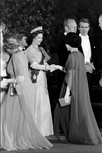 Queen Elizabeth II (C) and Gerald R. Ford (3rd from L, partially obscured) attend a state dinner at the White House in Washington, D.C., on July 7, 1976.