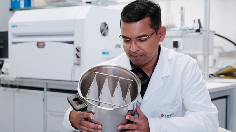 Empa has developed an independent network of flame retardants inside cotton fibers, circumventing the problem of formaldehyde release.