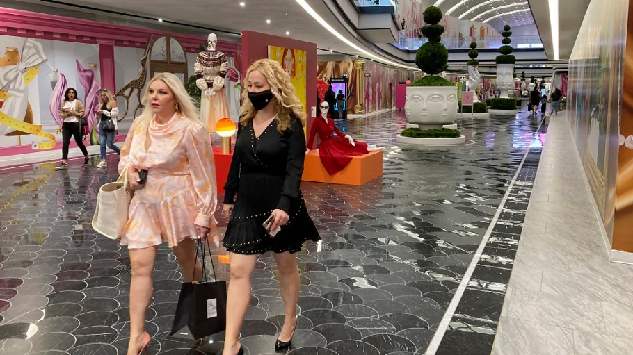 Rising for the fourth straight month, consumer sending on clothing and footwear increased 0.97 percent to $521.19 billion in October.