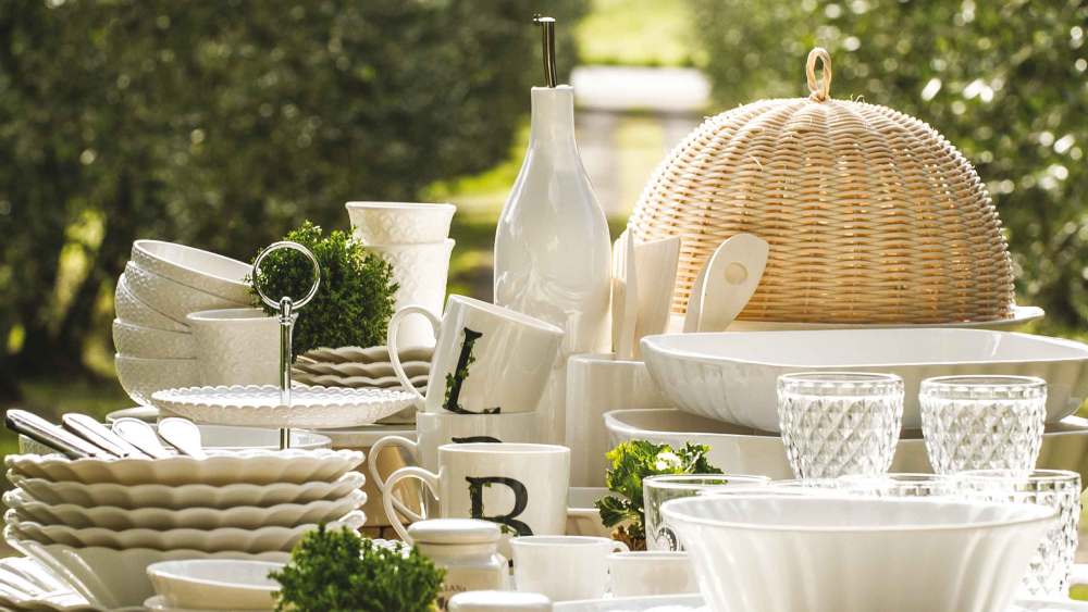Tableware by La Porcellana Bianca.