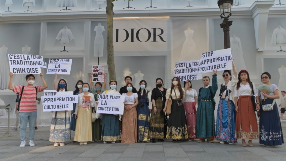 Hanfu supporters gathered outside the Dior store on Avenue des Champs-Elysées. They demanded Dior to apologize for the design that the brand labeled as a "hallmark Dior silhouette" and attribute the design inspiration to Mamian Skirt, or Horse Face Skirt, which was popular in the Ming dynasty.