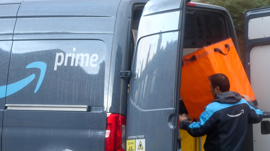 Amazon Hikes Delivery Rates in Rugged Labor Market