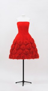 A midi-length red tulle strapless dress with red tulle roses at the skirt from Valentino Haute Couture Spring-Summer 1959, mod 77.