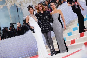 Aubrey Plaza, Stella McCartney and Madelyn Cline in Stella McCartney.