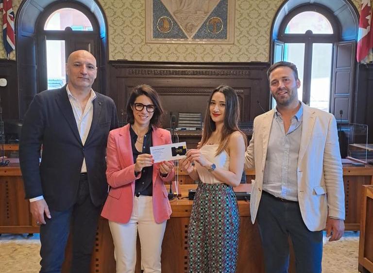 The consignment of gift vouchers for the population to the councilor for productive activities of the municipality of Ravenna, Annagiulia Randi. From left: Stefano Scabissi, OVS area manager; the councilor Annagiulia Randi, Cristina Grasso and Maurizio Sciacca, directors of the OVS stores in Ravenna.