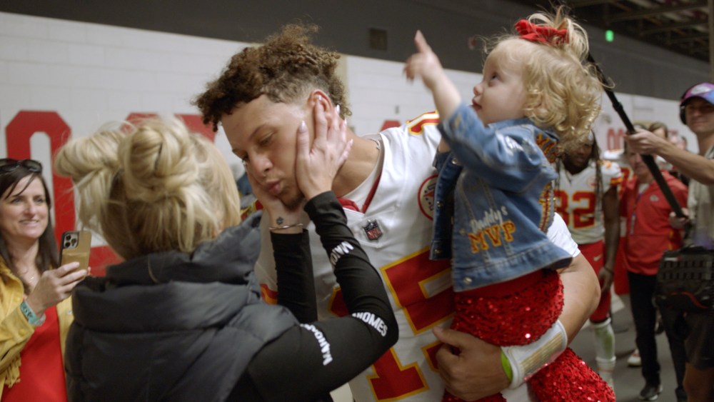 Quarterback. (L to R) Brittany Mahomes, Patrick Mahomes and Sterling Skye Mahomes in Quarterback. Cr. Courtesy of Netflix © 2023