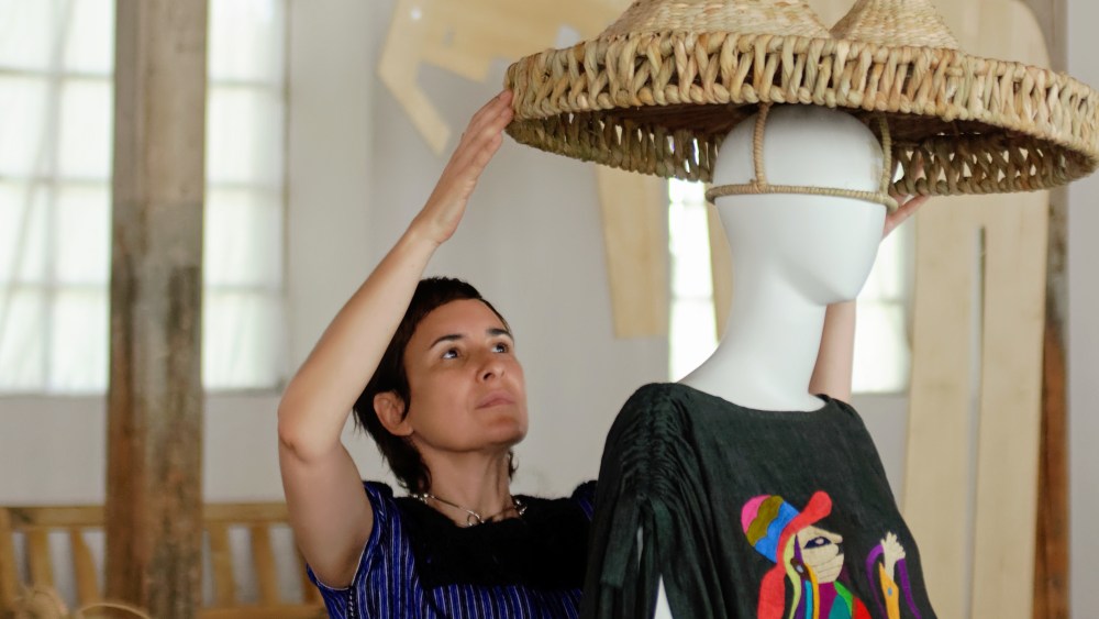 Carla Fernández montaje Accion, el hacer y el vestir, Uruapan Michoacan. Centro cultural fabrica San pedro