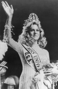 21st July 1980:  Miss USA, Shawn Weatherly, gives a victory wave after she was crowned 'Miss Universe 1980' at the Seoul Cultural Centre, South Korea.  (Photo by Keystone/Getty Images)