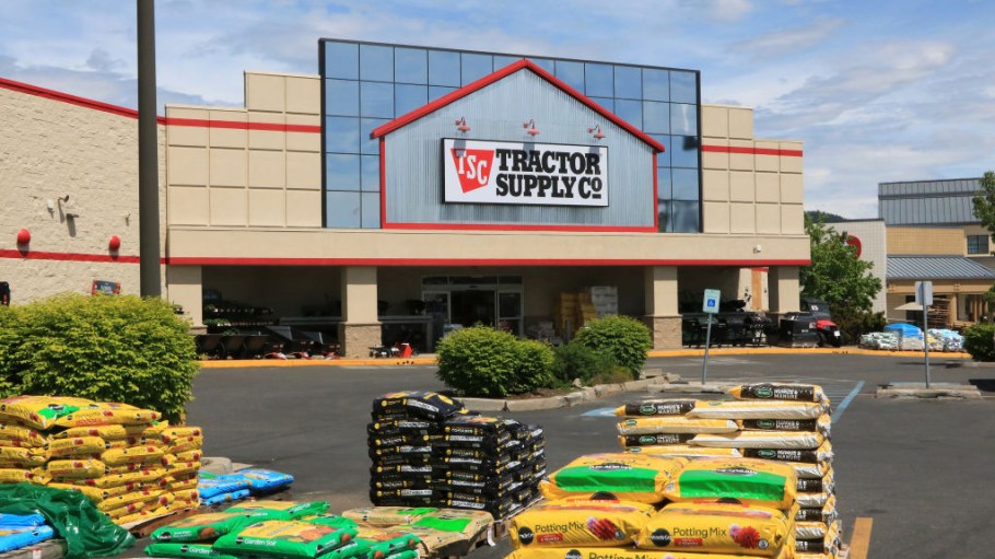 Tractor Supply Co. executives discuss the new retail real estate strategy, shrink and its rural consumer base.