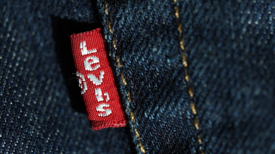 The classic Levi's red tab.