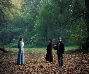 (From L-R:) Margaret Qualley, Willem Dafoe and Ramy Youssef in POOR THINGS. Photo by Yorgos Lanthimos. Courtesy of Searchlight Pictures. © 2023 Searchlight Pictures All Rights Reserved.