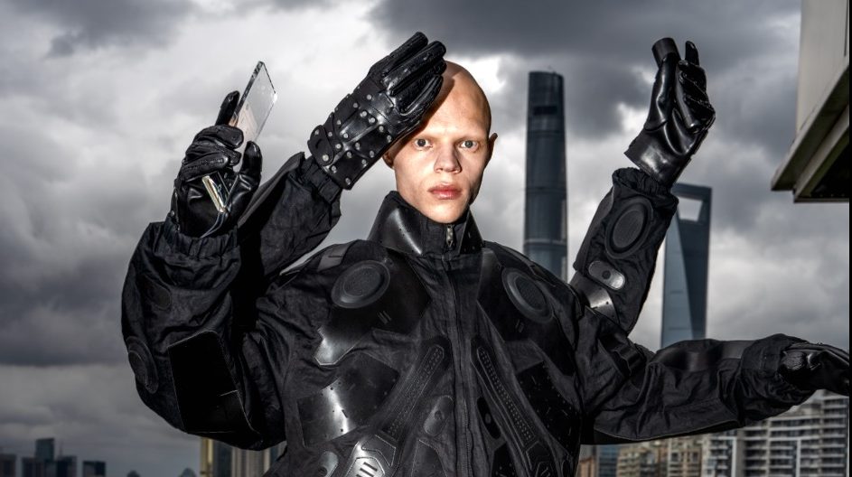 A look from Xander Zhou's Spring 2024 collection.