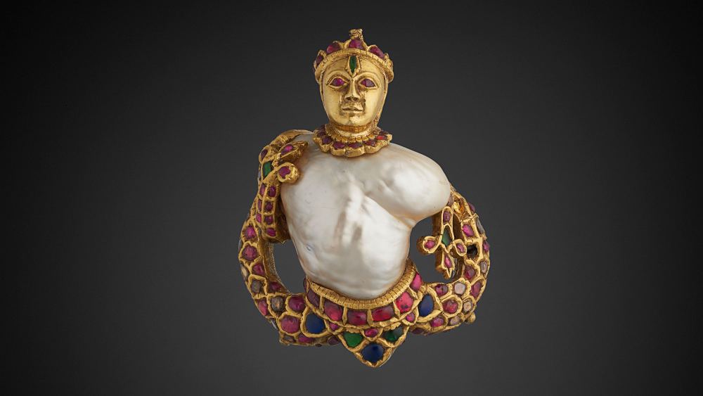 Pendant
India, 1585–1600
Gold, baroque pearl, rubies, diamonds, emerald, enamel, glass
6.6 × 5.2 × 3 cm
The Al Thani Collection, ATC303