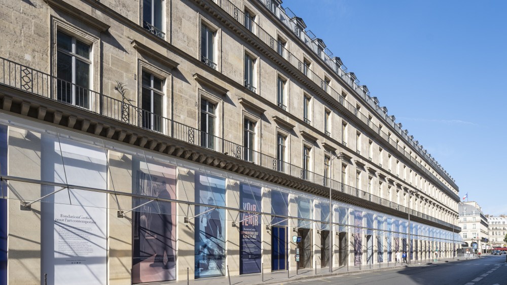 A photo installation currently animates the bay windows of the premises of the Fondation Cartier pour l'Art Contemporain on Rue Saint-Honoré side.