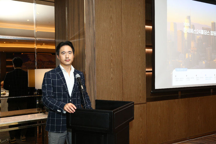 Daymond Kim presenting at Hansae Yes24 Holdings' investor relations event.