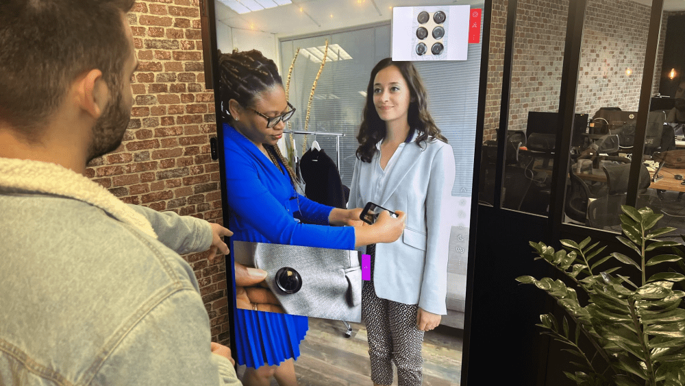 A demonstration of a fitting using French startup La Vitre's touch screen
