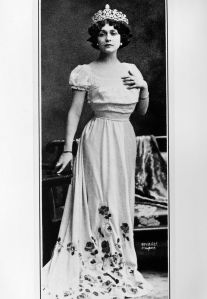 ITALY - NOVEMBER 21: Lina Cavalieri (1874-1944), Italian soprano, as Fedora, in the homonymous opera by Umberto Giordano (1867-1948), staged at La Scala Theatre, Milan. (Photo by DeAgostini/Getty Images)