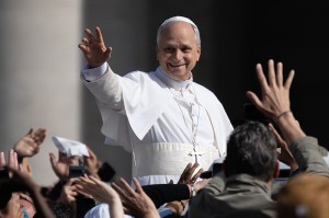 VATICAN CITY, VATICAN - MAY 18: Pope Leo XIV waves as he arrives ahead of the Inauguration Mass of Pope Leo XIV in St Peter's Square on May 18, 2025 in Vatican City, Vatican. Pope Leo XIV (formerly Cardinal Robert Francis Prevost) presided over his inauguration mass in St Peter's Square after his election on May 8th. (Photo by David Ramos/Getty Images)