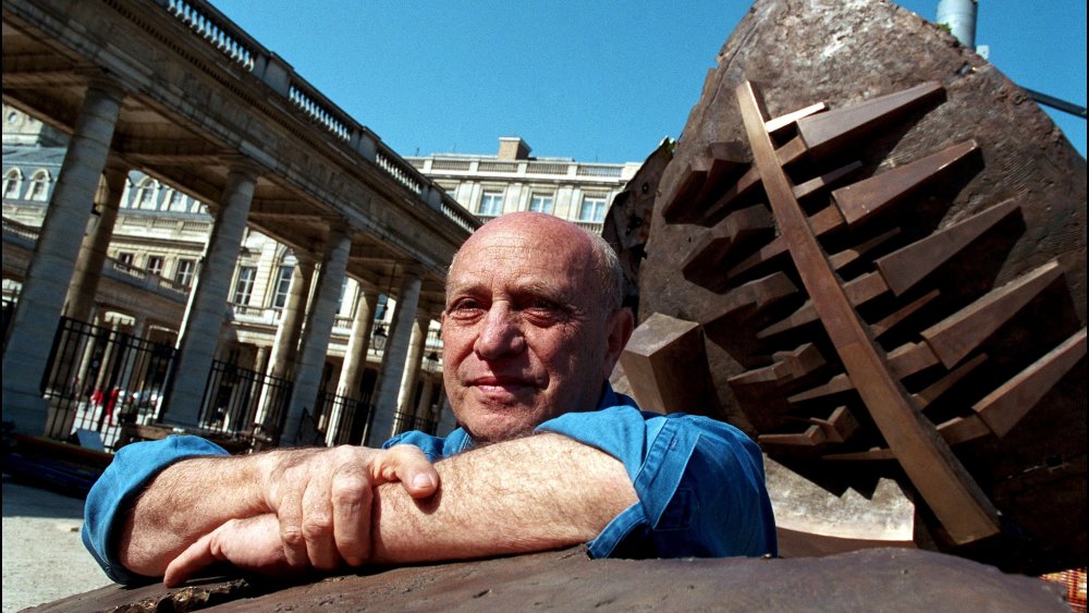 04/07/2002. Italian sculptor Arnaldo Pomodoro installs one of his works in the gardens of the Palais Royal. (Photo by Gilles BASSIGNAC/Gamma-Rapho via Getty Images)