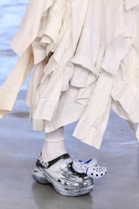 MILAN, ITALY - JUNE 22: A model, shoe detail, walks the runway at the Simon Cracker fashion show during the Milan Menswear Spring/Summer 2026 Fashion Week on June 22, 2025 in Milan, Italy. (Photo by Pietro D'Aprano/Getty Images)