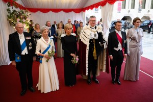 LONDON, ENGLAND - JULY 9: The Duke of Gloucester (L), the Duchess of Gloucester (2L), Brigitte Macron (3L), Lord Mayor of the City of London Alastair King (3R), President of France Emmanuel Macron (2R) and Lady Mayoress of the City of London Florence King (R) are seen as they arrive for a banquet at Guildhall on July 9, 2025 in London, England. President Emmanuel Macron and Mrs Brigitte Macron visit the UK in the first visit State Visit made by France in 17 years. They are staying at Windsor Castle, hosted by King Charles III and Queen Camilla. Today, the Macrons will have lunch with the UK Prime Minister at Downing Street, and a banquet will be held in their honour at The Guildhall. (Photo by Leon Neal/Getty Images)