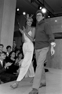 Designer Perry Ellis, with model Elle Macpherson, walks the runway at the finale of the Perry Ellis Spring 1986 Ready to Wear Runway Show on November 5, 1985, in New York City. (Photo by Fairchild Archive/WWD/Penske Media via Getty Images)