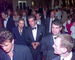 KXG7JM Washington, District of Columbia, USA. 1st May, 1999. Actor Sean Penn, lower left, and John F. Kennedy, Jr. and his wife, Carolyn Bessette Kennedy depart the 1999 White House Correspondents Association Dinner at the Washington Hilton Hotel in Washington, DC on May 1, 1999.Credit: Ron Sachs/CNP Credit: Ron Sachs/CNP/ZUMA Wire/Alamy Live News