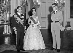 Thai King Bhumibol Adulyadej and Queen Sirikit  stand near Belgium King Baudouin I, on October 1960  in Brussels, during their offcil visit to Belgium.