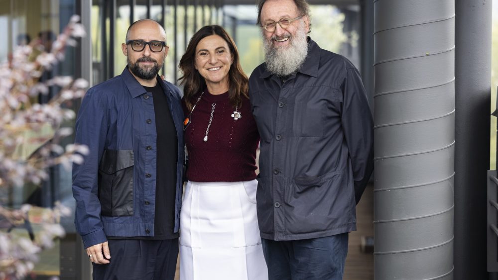 Giovanna Vitelli is flanked by AMDL Circle deputy managing director Davide Angeli (L) and Michele De Lucchi (R).