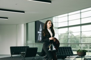 BUGONIA, Emma Stone, 2025. ph: Atsushi Nishijima / ©Focus Features / Courtesy Everett Collection