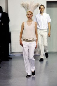 Model Kirsten Owen walks in the Helmut Lang Spring 1998 Ready to Wear Runway Show on October 22, 1998, in Paris, France.