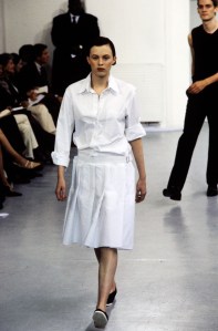 Model Karen Elson walks in the Helmut Lang Spring 1998 Ready to Wear Runway Show on October 22, 1998, in Paris, France.
