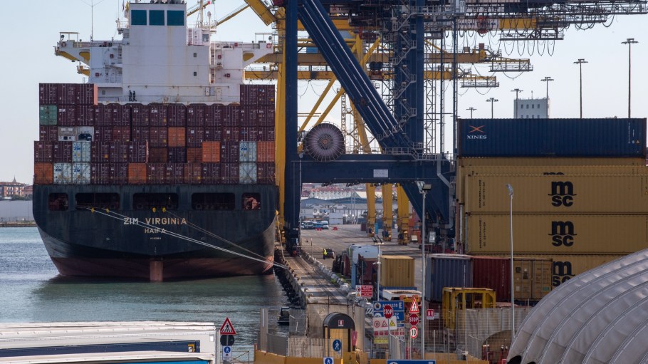 The two carriers already cooperate on trans-Pacific services, but MSC says acquisition talks never materialized as ZIM weighs strategic options.