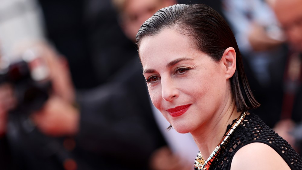 CANNES, FRANCE - MAY 28: Amira Casar attends the closing ceremony red carpet for the 75th annual Cannes film festival at Palais des Festivals on May 28, 2022 in Cannes, France. (Photo by Vittorio Zunino Celotto/Getty Images)