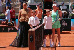 Japan's Naomi Osaka (L) poses with mascots next to Germany's Laura Siegemund (R) ahead of their women's singles match on day 3 of the French Open tennis tournament Court Suzanne-Lenglen at the Roland-Garros Complex in Paris on May 26, 2026. (Photo by Thomas SAMSON / AFP via Getty Images)