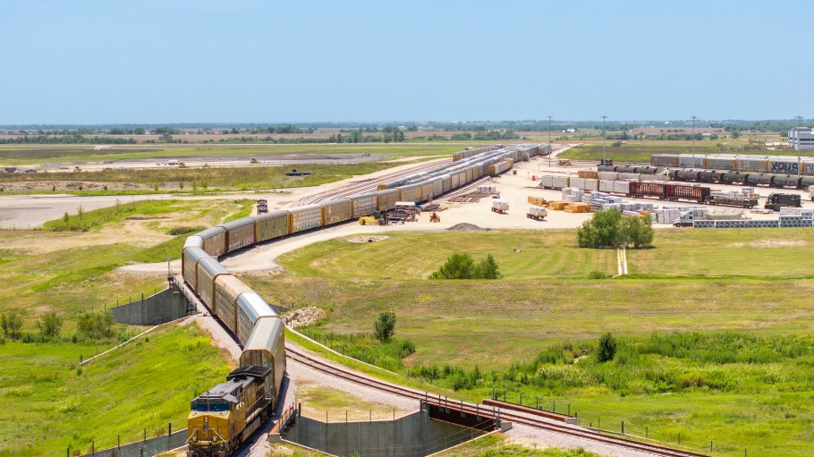 The revised application estimates 303,000 intermodal containers shifting from rival railroads and outlines St. Louis gateway concessions.